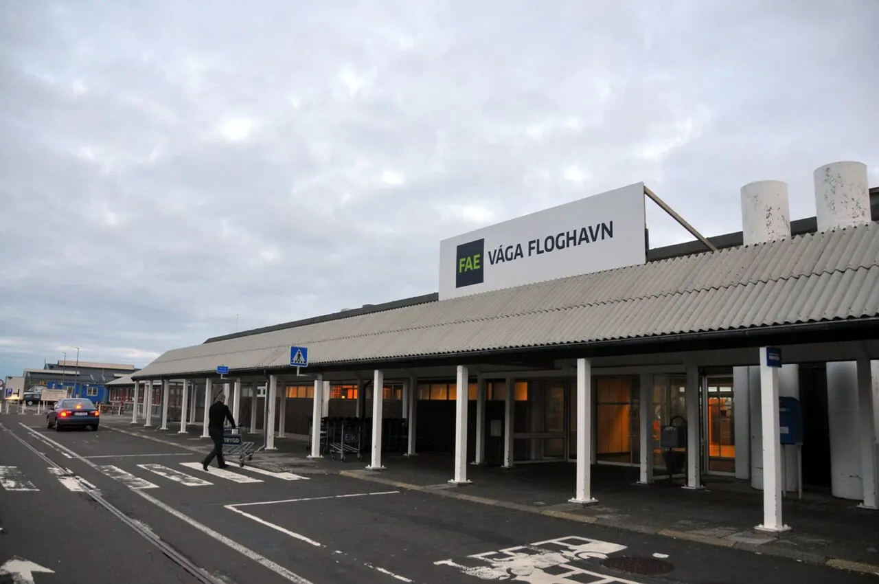 A entrada do terminal, com o letreiro Vága Floghavn
