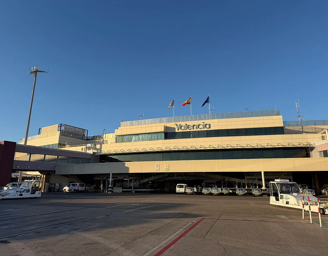 Das Terminal vom Vorfeld aus gesehen