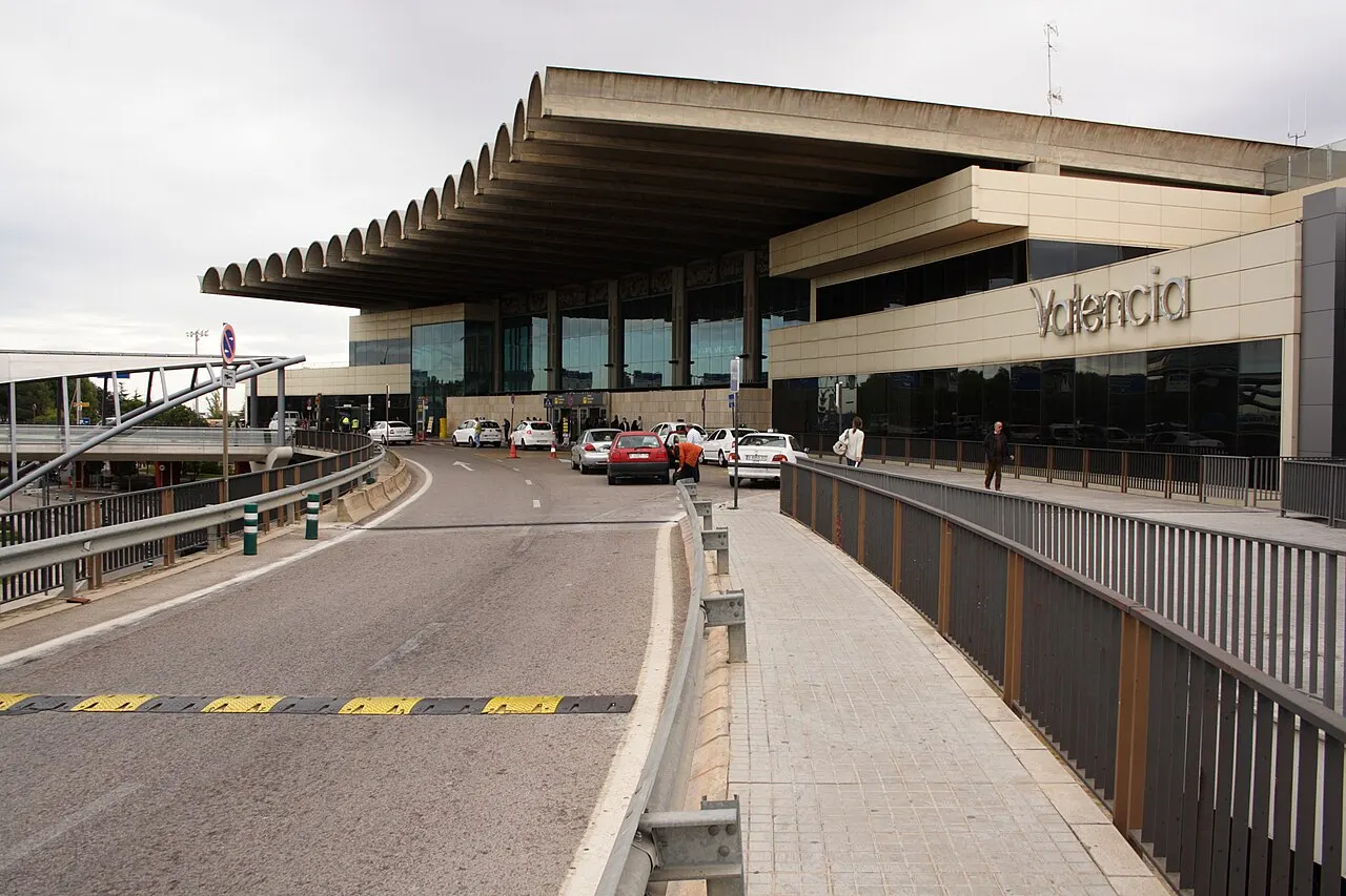 Entrada a la terminal desde el vial de acceso
