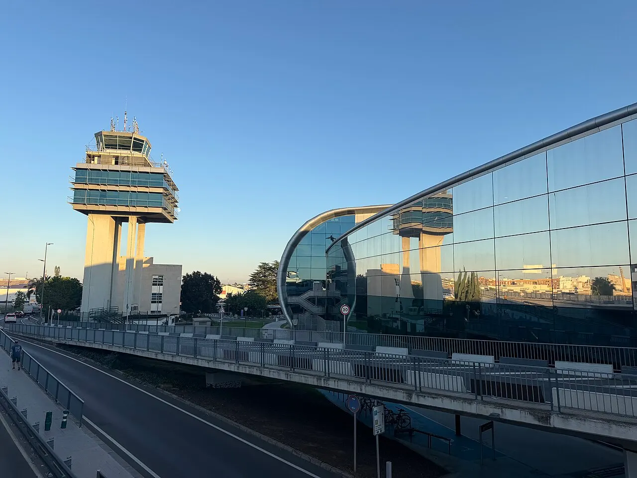 Der Kontrollturm neben der Glasfassade des Terminals