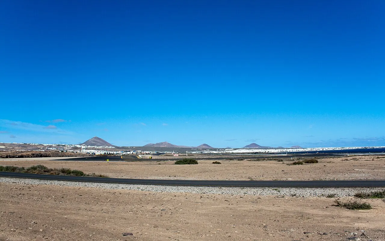 De luchthaven met de vulkanen van het eiland op de achtergrond