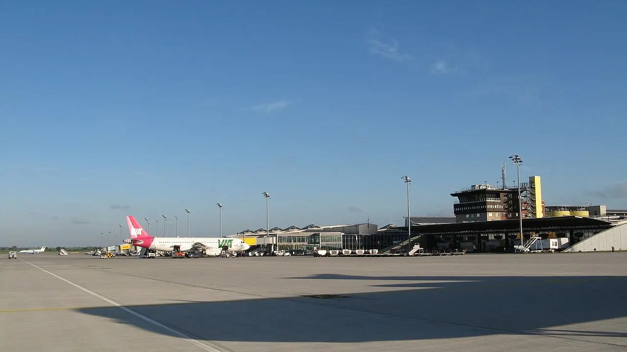 Das Vorfeld, im Hintergrund Terminal und Kontrollturm
