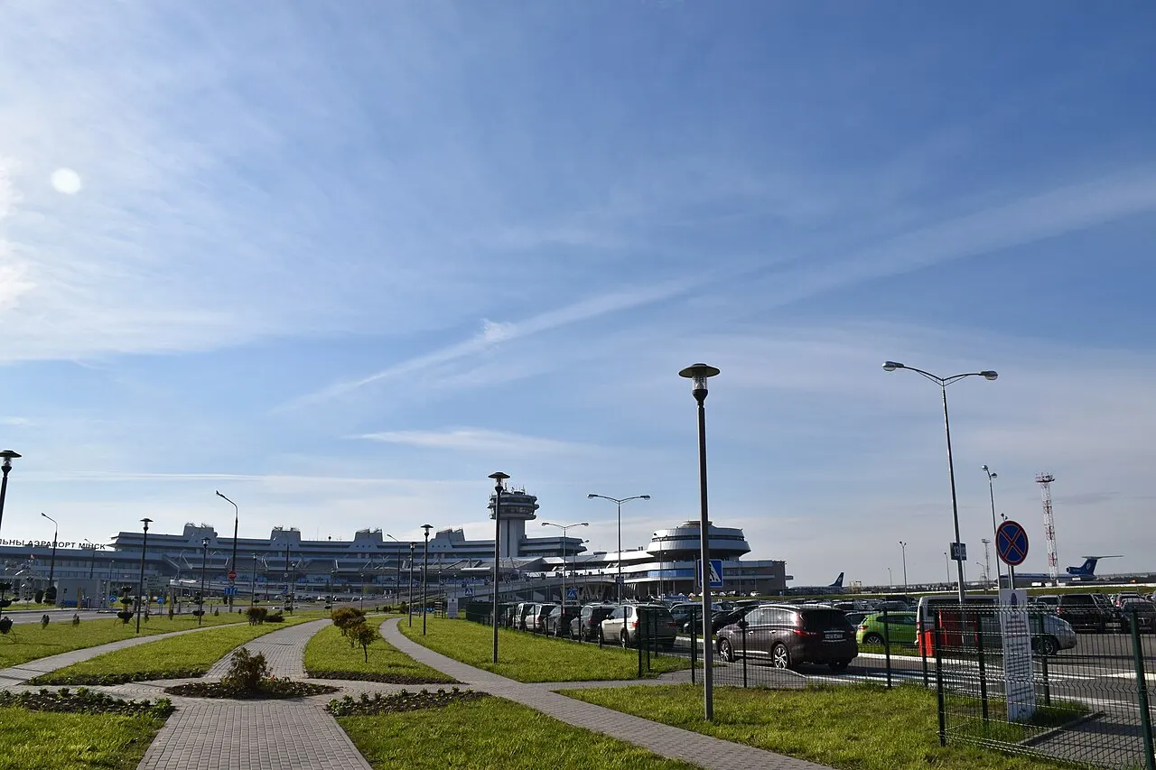 La terminal vista desde el camino de acceso