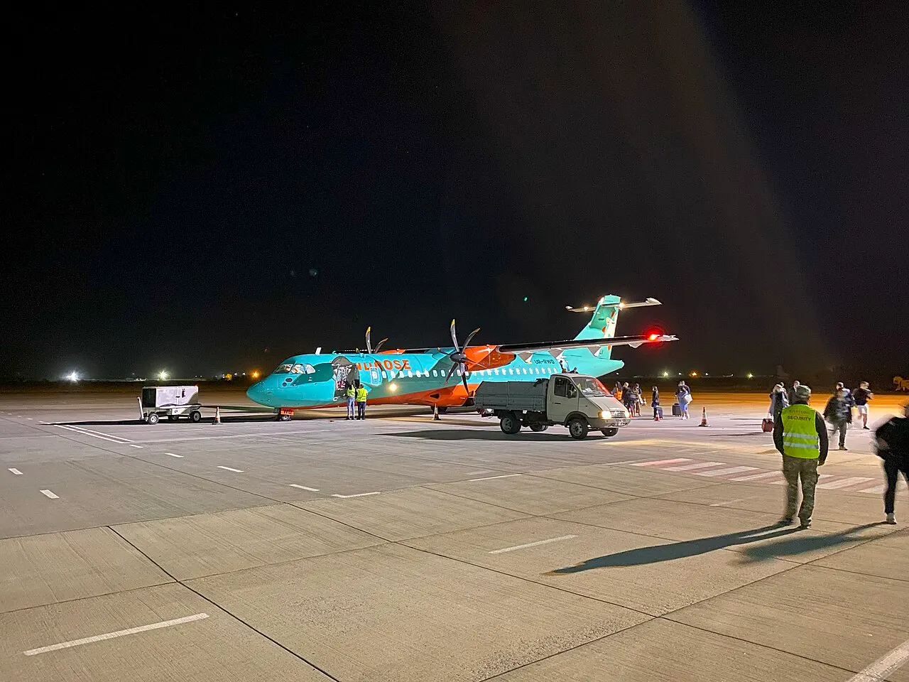 Un avión en la plataforma de noche