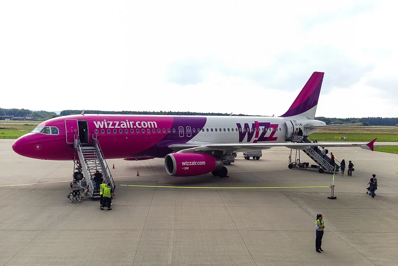 Samolot Wizz Air podczas wsiadania na płycie postojowej