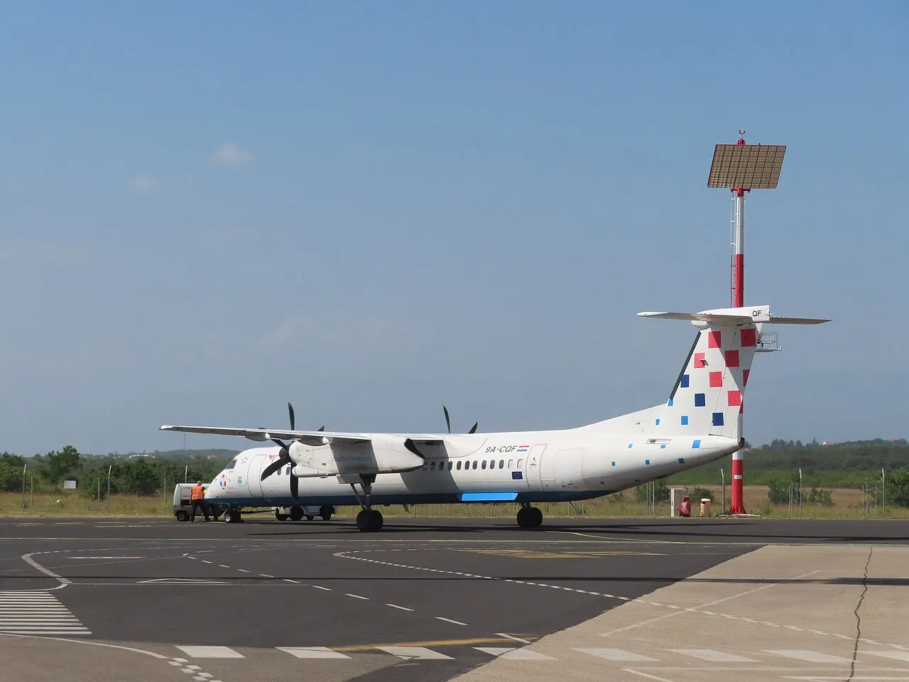 Un avión en la plataforma