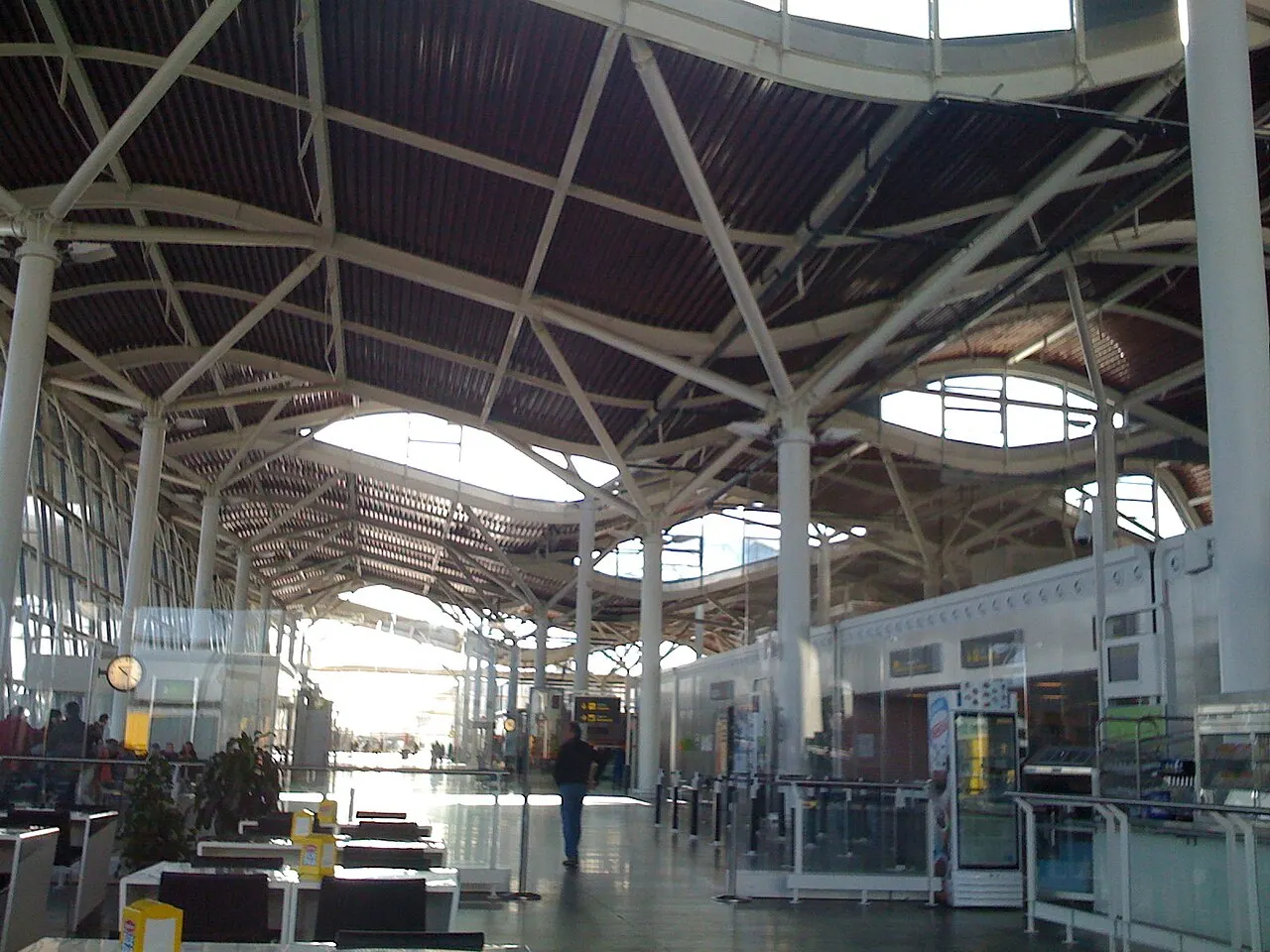 Im Terminal mit seinem Dach aus Holz und Stahl