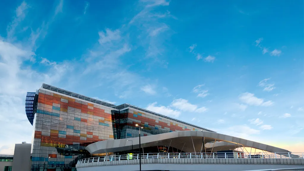 De kleurrijke gevel van de terminal
