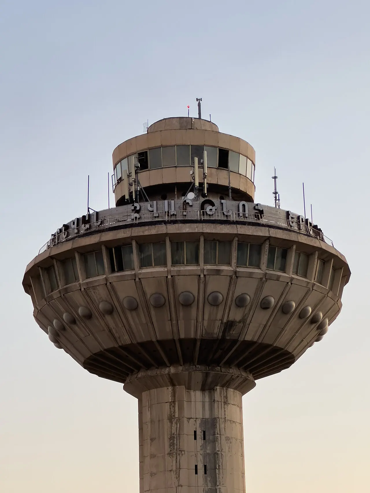 De oude verkeerstoren van de luchthaven